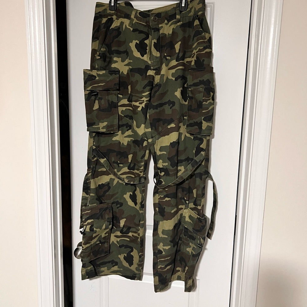 Fashion Nova Camo Wide-Leg Cargo Pants - Green Camouflage - Picture 4 of 5